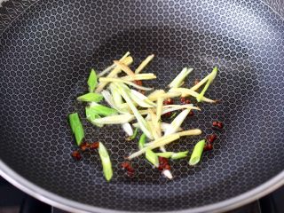 8、蚝香蒜薹鱿鱼小炒,锅烧热倒入花生油,小火先炸香花椒,再大火爆香葱姜丝。