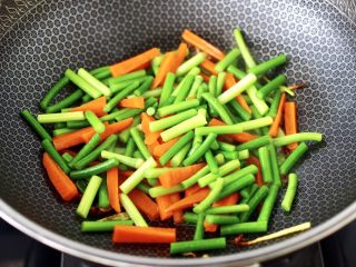 9、蚝香蒜薹鱿鱼小炒,这个时候放入焯好的蒜薹和胡萝卜。