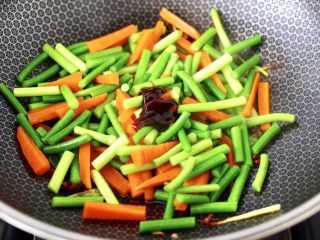 10、蚝香蒜薹鱿鱼小炒,大火快速翻炒均匀后,加入蚝油调味调色。