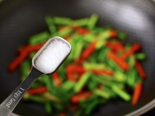 11、蚝香蒜薹鱿鱼小炒,大火继续翻炒片刻,加入盐调味。