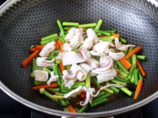 12、蚝香蒜薹鱿鱼小炒,放入焯熟的鱿鱼。