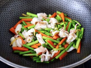 13、蚝香蒜薹鱿鱼小炒,大火翻炒均匀即可关火。