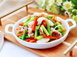 14、蚝香蒜薹鱿鱼小炒,鲜香扑鼻又下饭。