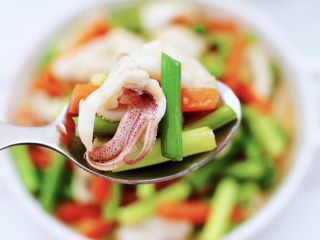 15、蚝香蒜薹鱿鱼小炒,吃上一口爽歪歪,我家老公超爱吃,他喜欢的下酒菜。