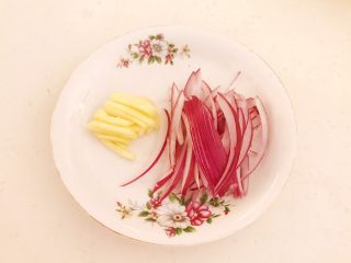 1、牛柳炖豆泡,鲜姜切成丝，紫皮圆葱切成丝