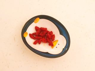 2、牛柳炖豆泡,枸杞清洗干净