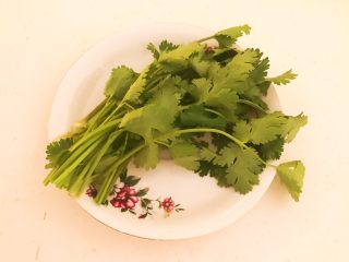 3、牛柳炖豆泡,香菜清洗干净