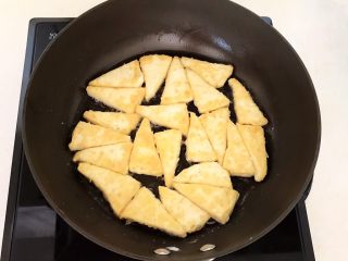 7、牛柳炖豆泡,炒锅烧热后刷一层玉米油，把裹好面粉豆腐块放入锅里