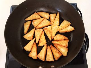 8、牛柳炖豆泡,煎至两面金黄