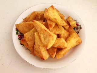 9、牛柳炖豆泡,把煎好的豆腐块盛出来