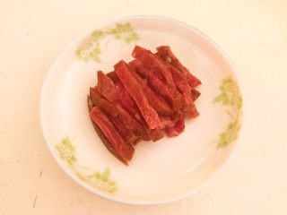 10、牛柳炖豆泡,牛里脊切成小条