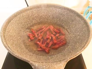 11、牛柳炖豆泡,锅里加入冷水烧开后放入牛里脊