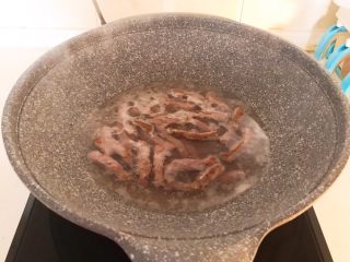 12、牛柳炖豆泡,水开后焯2分钟