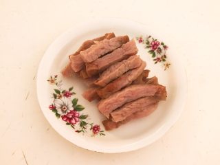 13、牛柳炖豆泡,把焯好的牛里脊捞出来