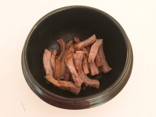 14、牛柳炖豆泡,把牛里脊放入石锅