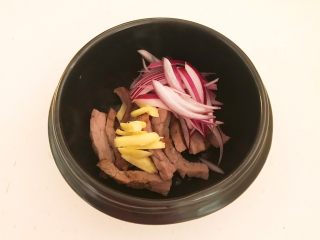 15、牛柳炖豆泡,加入姜丝和圆葱丝