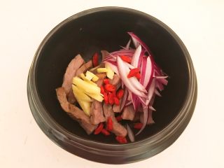 16、牛柳炖豆泡,加入枸杞子