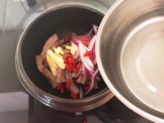 17、牛柳炖豆泡,加入开水