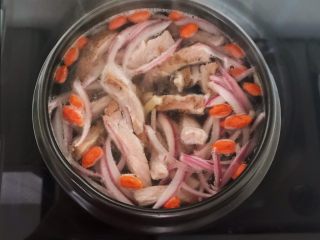 19、牛柳炖豆泡,大火烧开后小火慢烧30分钟，牛柳熟了