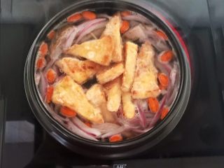 20、牛柳炖豆泡,加入煎好的豆泡，大火烧开后小火慢烧15分钟