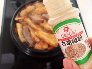 21、牛柳炖豆泡,加入3克白胡椒粉