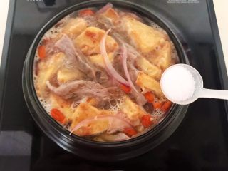 22、牛柳炖豆泡,加入4克精盐调味