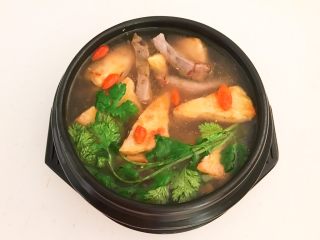 24、牛柳炖豆泡,加入香菜即可，牛柳炖豆泡做好了