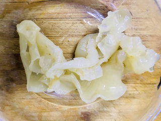 1、金汤花胶鸡,30头花胶提前浸泡好