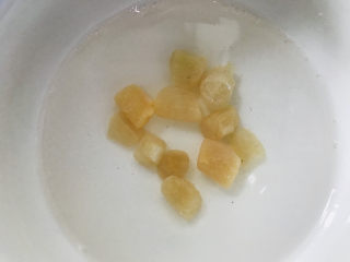 3、金汤花胶鸡,干贝温水洗净泡软备用