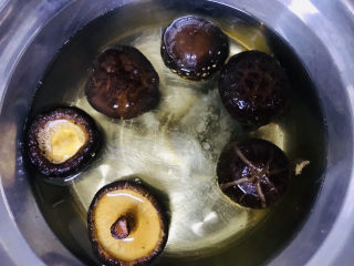 4、金汤花胶鸡,花菇提前浸泡