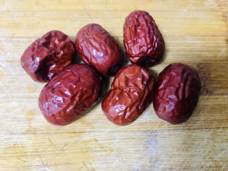 5、金汤花胶鸡,准备红枣