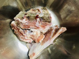 8、金汤花胶鸡,脊骨洗净