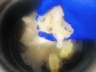 12、金汤花胶鸡,加入花胶炖煮20分钟