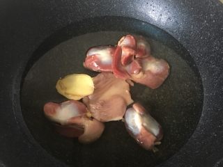 2、青豆鸡胗,锅中放入二片生姜、2汤匙黄酒、2克盐把鸡肫焯水。