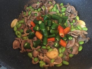 9、青豆鸡胗,翻炒均匀放入线椒。
