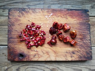 4、家庭版自制烤鱼,干辣椒洗净切段。