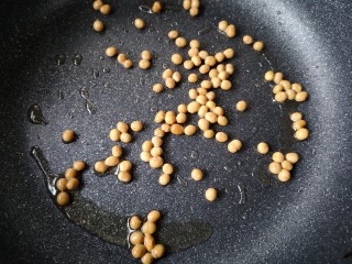 11、家庭版自制烤鱼,翻炒至黄豆外皮爆裂开，有微微焦香后盛出晾凉备用。