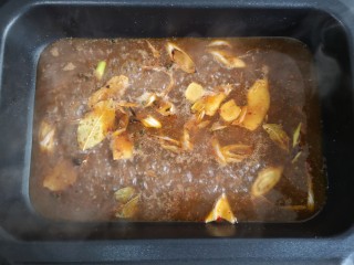 16、家庭版自制烤鱼,将汤料大火煮开。