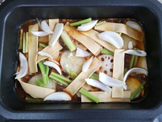 17、家庭版自制烤鱼,加入自己喜欢的配菜。