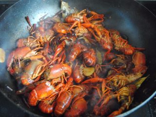 13、麻辣小龙虾,加入酱油和蚝油翻炒至完全变红