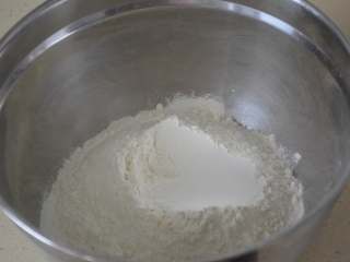 1、玫瑰花馒头,300克中筋面粉，放入大盆内。