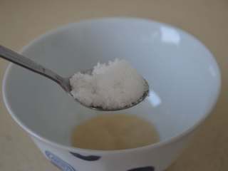 3、玫瑰花馒头,加3克白糖。白糖的作用是帮助酵母进行发酵的，不喜欢的也可以不加。