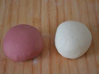 10、玫瑰花馒头,加少许干面粉，揉搓成光滑的粉色面团。