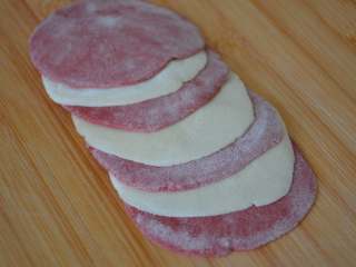 17、玫瑰花馒头,将面皮整个翻过来。