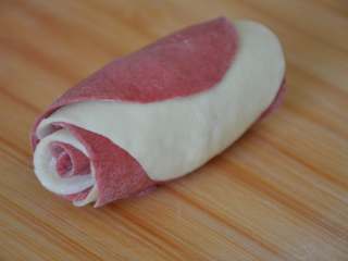 19、玫瑰花馒头,卷好的花卷是这样的。