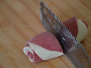 20、玫瑰花馒头,找到刚刚的压痕，用刀快速切开。