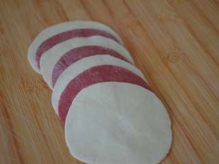 22、玫瑰花馒头,如果喜欢白色的花瓣在外面，取4个白色面皮3个粉色面皮，白色面皮放最上面，将两种颜色的面皮依次交错排列好。