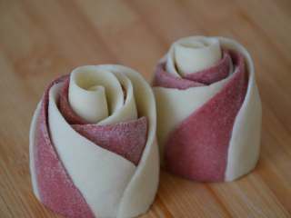 25、玫瑰花馒头,这样就是白色花瓣在外面的玫瑰花馒头。