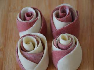 26、玫瑰花馒头,剩下的面团按此步骤依次做好，这个方子能做10个玫瑰花馒头。做好的馒头生胚常温静置，二十分钟，进行二次发酵。