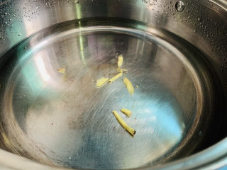 3、手撕鸡胸肉,汤锅加清水，加姜丝，加料酒；